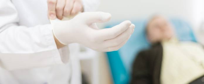 Urologe vor Untersuchung einer Hydrozele, Wasserbruch