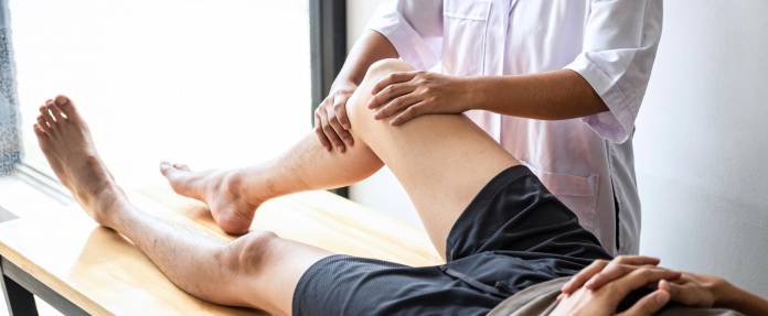 Mann mit Knieproblemen beim Arzt