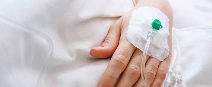 Katheter an der Hand eines Patienten