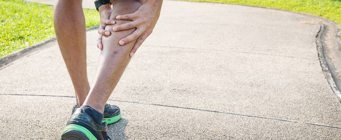 Sportler mit Schmerzen an der Wade