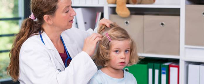 In welchen Fällen muss man mit Kopfläusen zum Arzt?