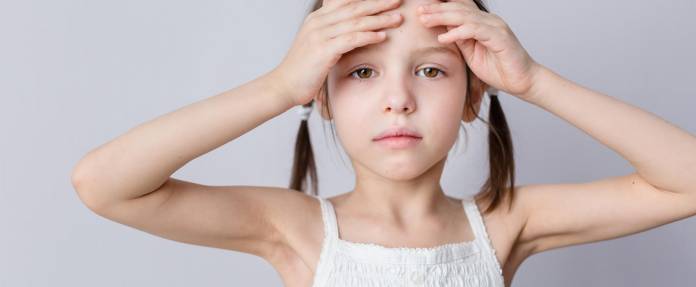 Kleines Mädchen mit Kopfschmerzen