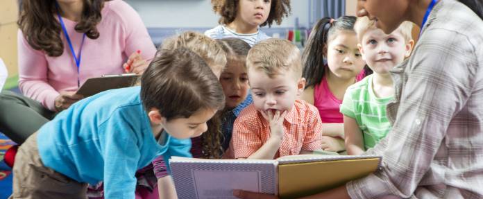 Kinder im Kindergarten beim gemeinsamen Lesen