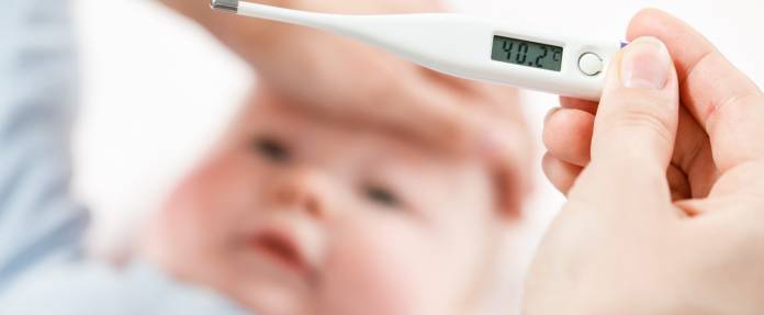 Baby mit hohem Fieber