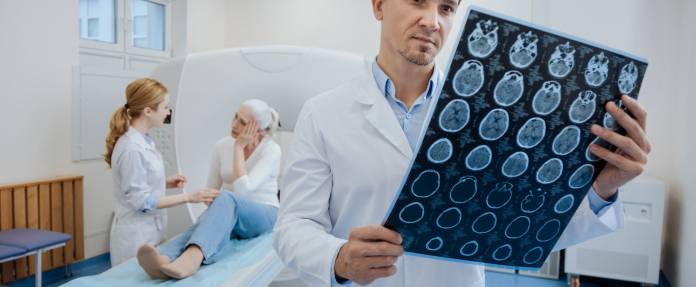 Arzt beim Anschauen eines MRT-Bildes