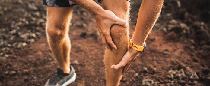 Sportler mit Schmerzen im Knie