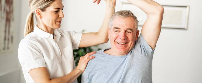 Älterer Mann bei Physiotherapie