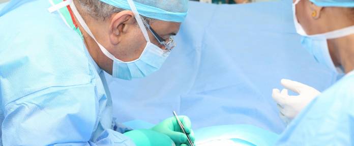 Chirurgen bei Nabelhernien-OP im Operationssaal