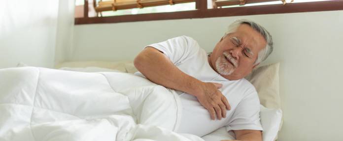 Älterer Mann mit Herzproblemen im Bett