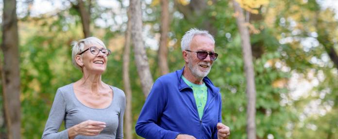 Joggendes älteres Paar