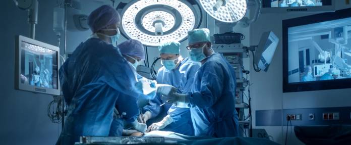 Blick in einen Operationssaal mit Chirurgen bei einem Eingriff