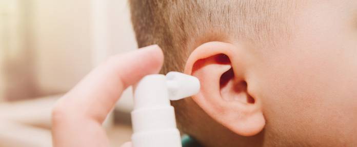 Kind bekommt Ohrentropfen