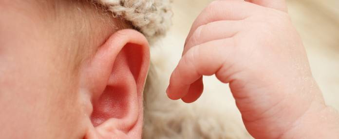 Säugling mit Fokus auf das Ohr