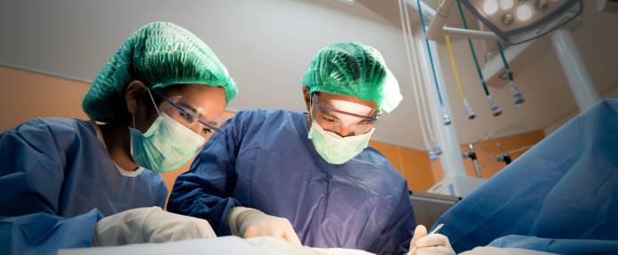 Zwei Chirurgen in der Gefäßchirurgie