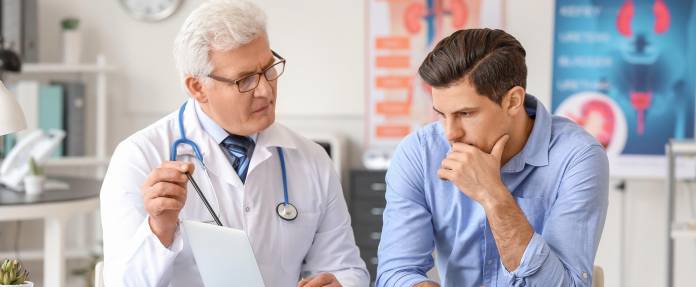 Junger Mann beim Arzt