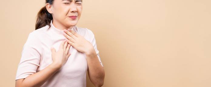 Junge Asiatin mit Schluckbeschwerden