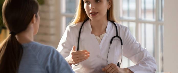 Junge Frau mit Ärztin im Gespräch
