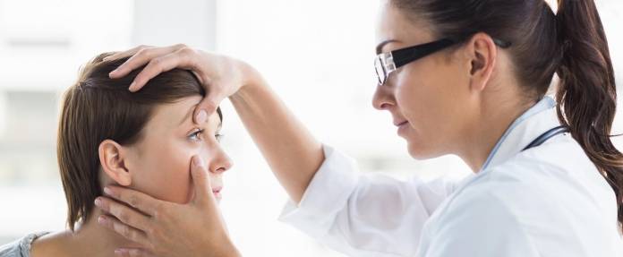 Frau bei Augenuntersuchung durch Augenärztin