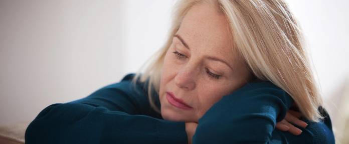 Ältere Frau wirkt müde und depressiv