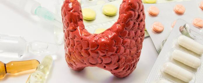Medikamentenblister und 3D-Abbildung einer Schilddrüse