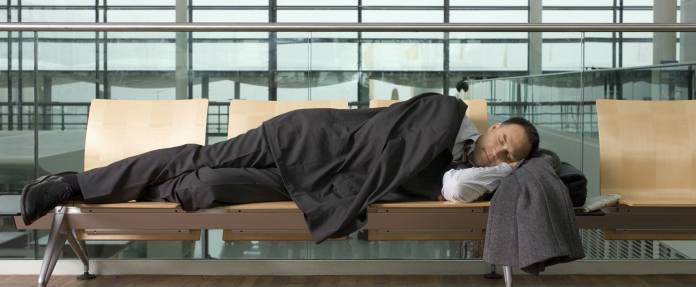 Mann schläft auf dem Airport