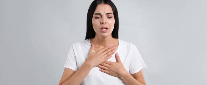 Frau mit Schmerzen beim Atmen