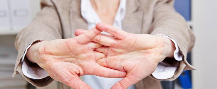 Frau dehnt ihre Hände und Finger