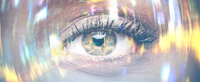 Auge einer Frau mit verwischten Lichtern