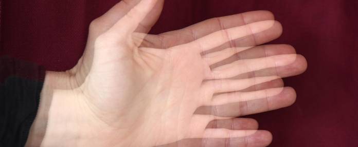 Eine Hand, die doppelt zu sehen ist