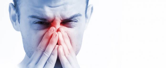 Mann mit Sinusitis - Schmerzen in den Nasennebenhöhlen