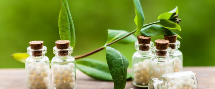 Homöopathische Globulis in Gläschen