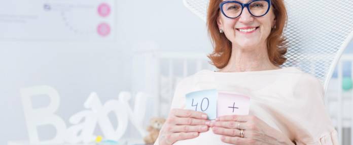 Ältere schwangere Frau