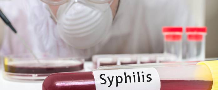 Teströhrchen mit Blutprobe für Syphilis-Nachweis