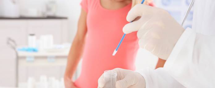 Frauenarzt führt Abstrich durch bei schwangerer Frau 