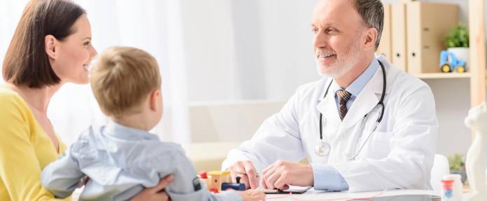 Mutter mit Kind beim Arzt