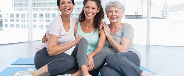 Frauen unterschiedlichen Alters auf der Yoga-Matte