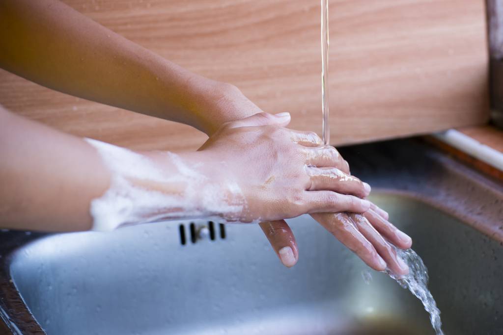 Руки после ванны. Гигиена рук фото. Девушка моет руки. Wash hands. Очищение рук после работы.