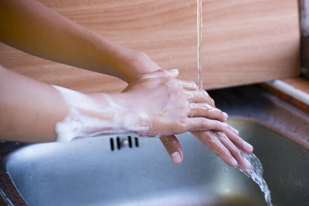 Как почистить руками. Гигиена рук фото. Девушка моет руки. Wash hands. Человек моет руки от первого лица.