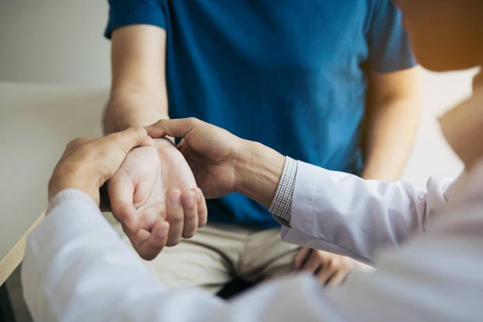 In welchen Fällen muss ein Handgelenk versteift werden?
