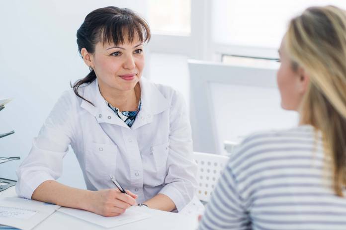 Frau im Gespräch mit Ärztin