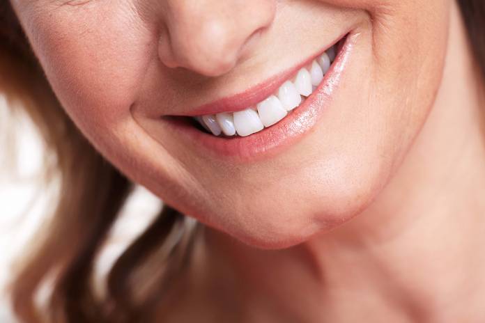 Lächelnde Frau mit weißen Zähnen