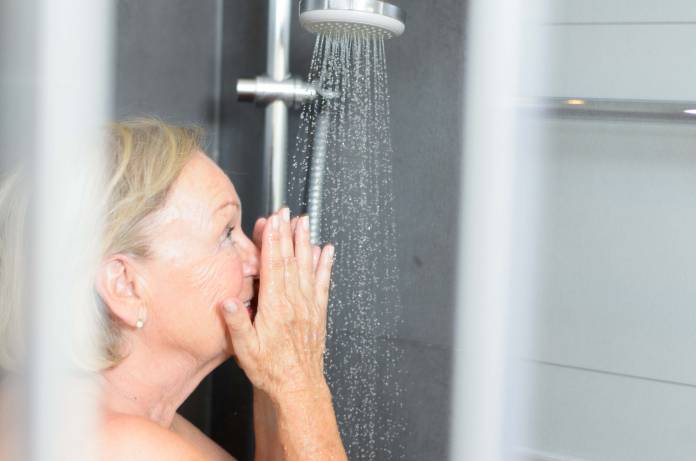 Frau unter der Dusche