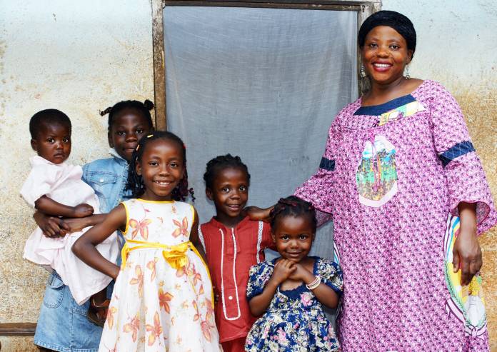 Afrikanische Mutter mit Kindern
