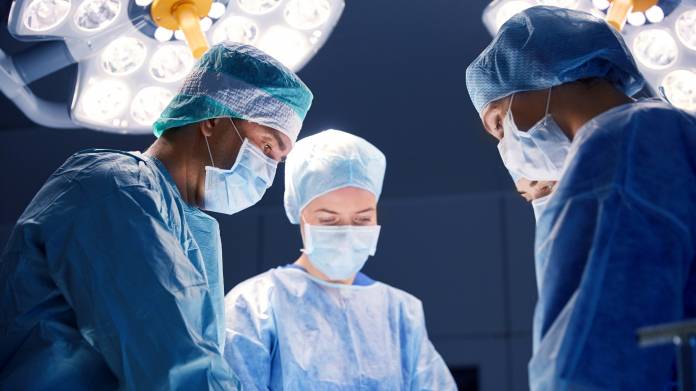 Chirurgen im OP-Saal
